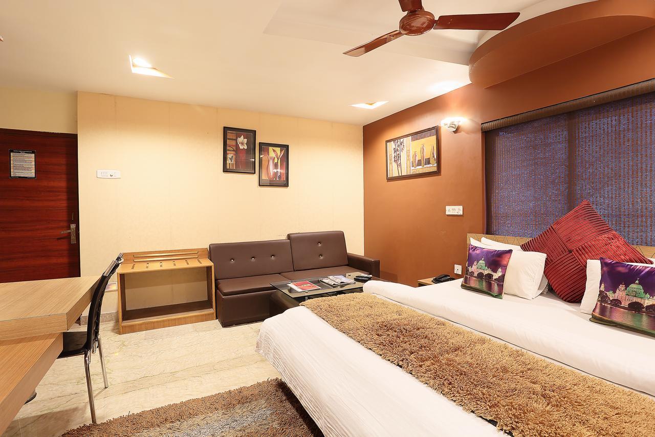 כלכותה Hotel Narayani Enclave מראה חיצוני תמונה
